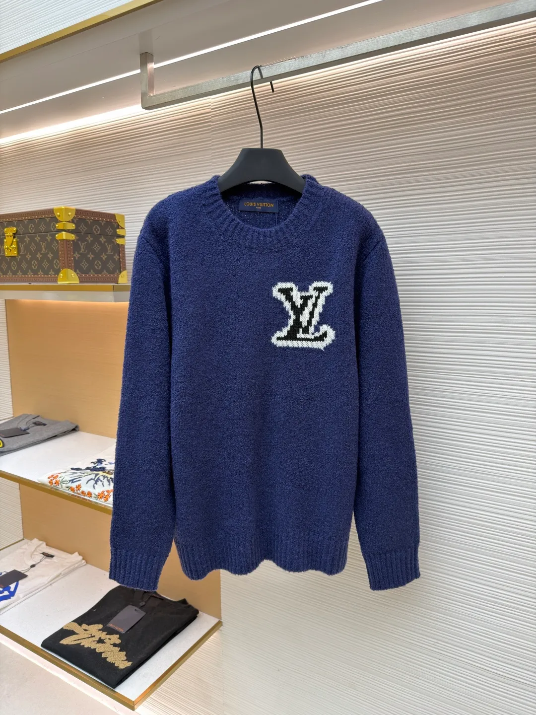 LOUIS VUITTON double-sided intarsia sweater ●Item number: 1681844-A85 ●Material: wool blended fabric ●Technology: knitted intarsia production ●Version: fitted version ●Weight: about 670 grams ●Size: S-M-L-XL ●Description: Made of custom-woven and dyed sheep wool 65% cotton %20 Spandex 15%. The special washing process is very soft and skin-friendly. It has 7 knitting workers. The thickness of each stitch of the inlay on the clothing logo is consistent with ZP. The back logo is mirror inlay. This crew-neck sweater is made of a blend of sheep wool and yak hair, and uses thick yarn to create a comfortable texture. The contrasting LV logo is integrated into the knitted fabric, and the mirror-effect logo is cleverly displayed on the rear. The casual and elegant design makes it easy to style your weekend look. The overall wiring is straight and delicate, the fabric is comfortable and soft, and the color is consistent without color difference. It can be matched with the same style to create a fashionable look and control various occasions. Customized accessories, complete with three standards, same style for men and women!